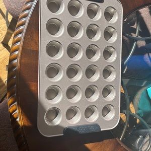 MINI MUFFIN MAGIC: With 24 mini molds, this long-lasting pan